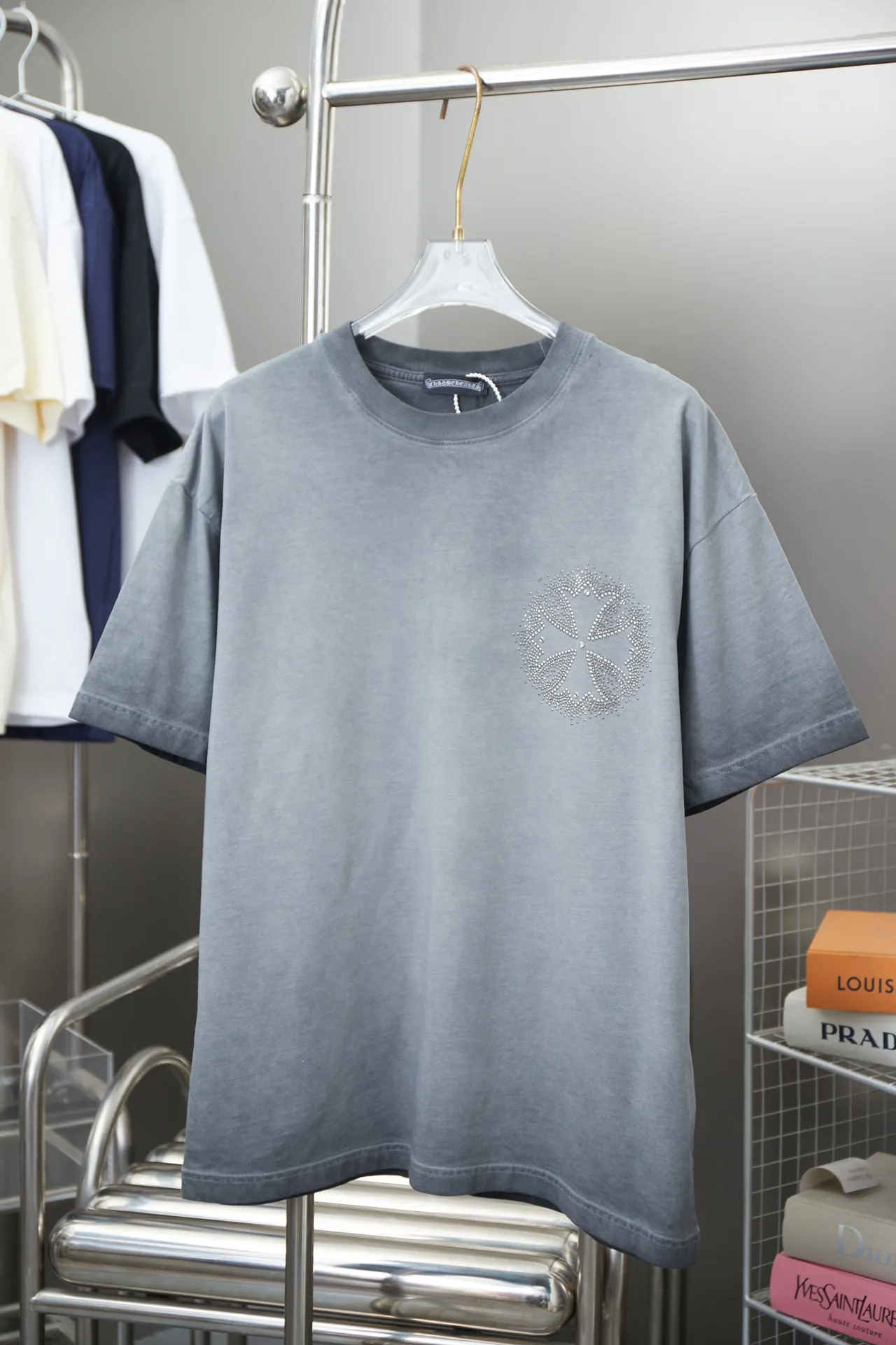 🅿️220 Chrome Hearte 25SS early spring new model, hot diamond short sleeves, light luxury, a must-have item for daily commuting for men and women, correct version, welcome to compare, detailed features · 280 grams of 100% pure cotton double yarn jersey fabric · Special thickened 32 pieces of double-strand 1X1 thread in the same vat · Imported Australian matte pearlescent diamonds. Ready-made garments are dyed and then faded and fried with snowflakes. Then wash to make it look old. General washing improves the effect · Double-needle stitching across seams · Original main mark, washed tag, branded moisture-proof paper packaging Color: black/apricot/grey/military green Size: S/M/L/XL